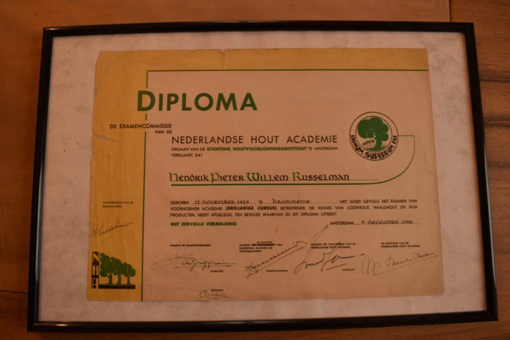 Het diploma van de Nederlandse Houtacademie van Nenorik Pieter Willem Russelman