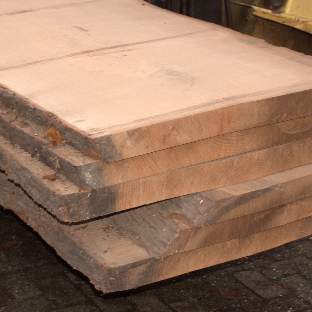 Close-up van een aantal Amerikaanse rood eikenhouten platen, met een prachtige nerfstructuur, perfect voor meubels en interieurprojecten