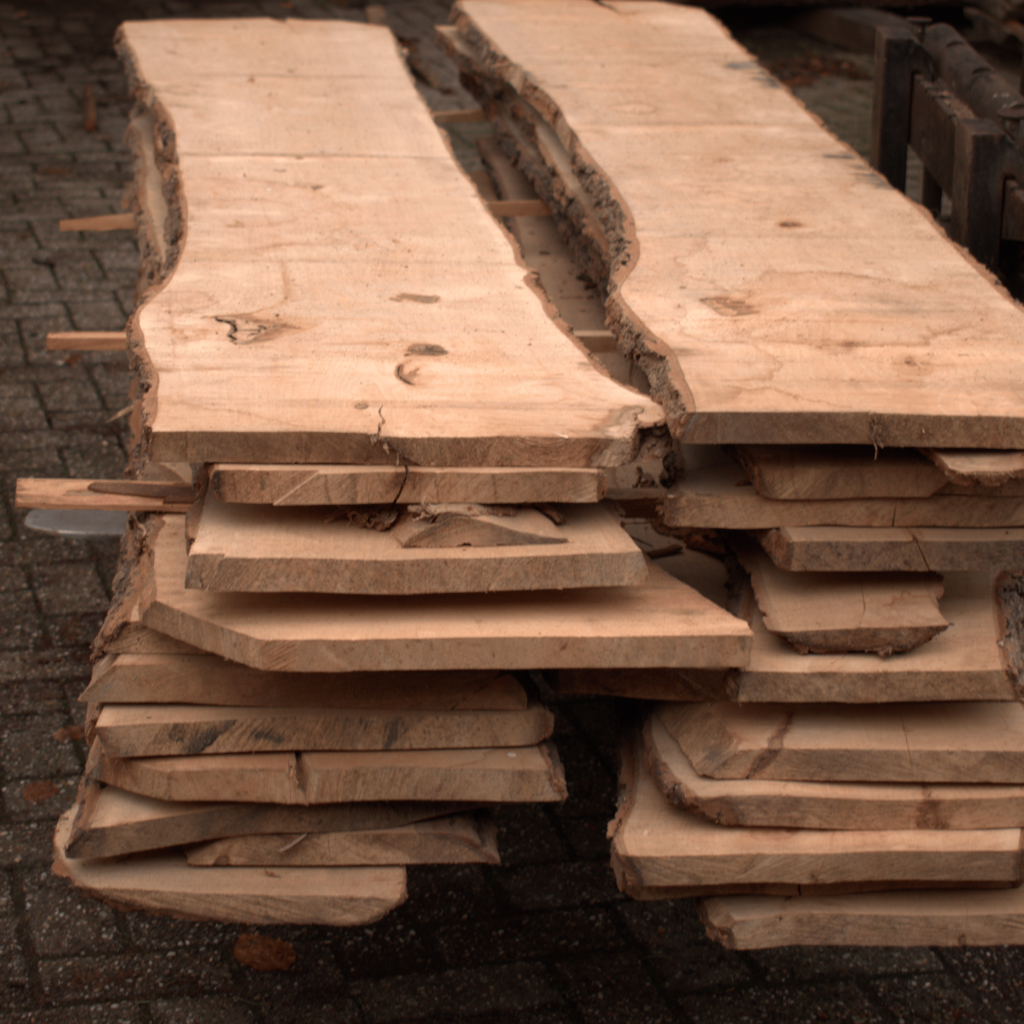 Stapel berkenhouten platen op het landgoed van Hard- en Zachthout, ideaal voor meubelmakerij en interieurbouw