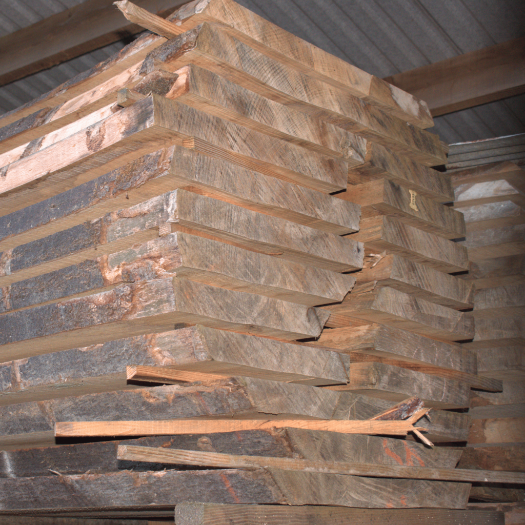 Stapel gestoomd beukenhout op het landgoed van Hard- en Zachthout, ideaal voor meubels, keukens en andere houtbewerkingsprojecten
