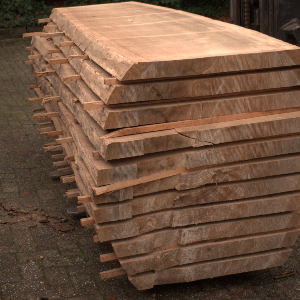 Stapel populierenhouten planken op het landgoed van Hard & Zachthout, lichtgewicht en veelzijdig voor meubelbouw en interieurafwerking